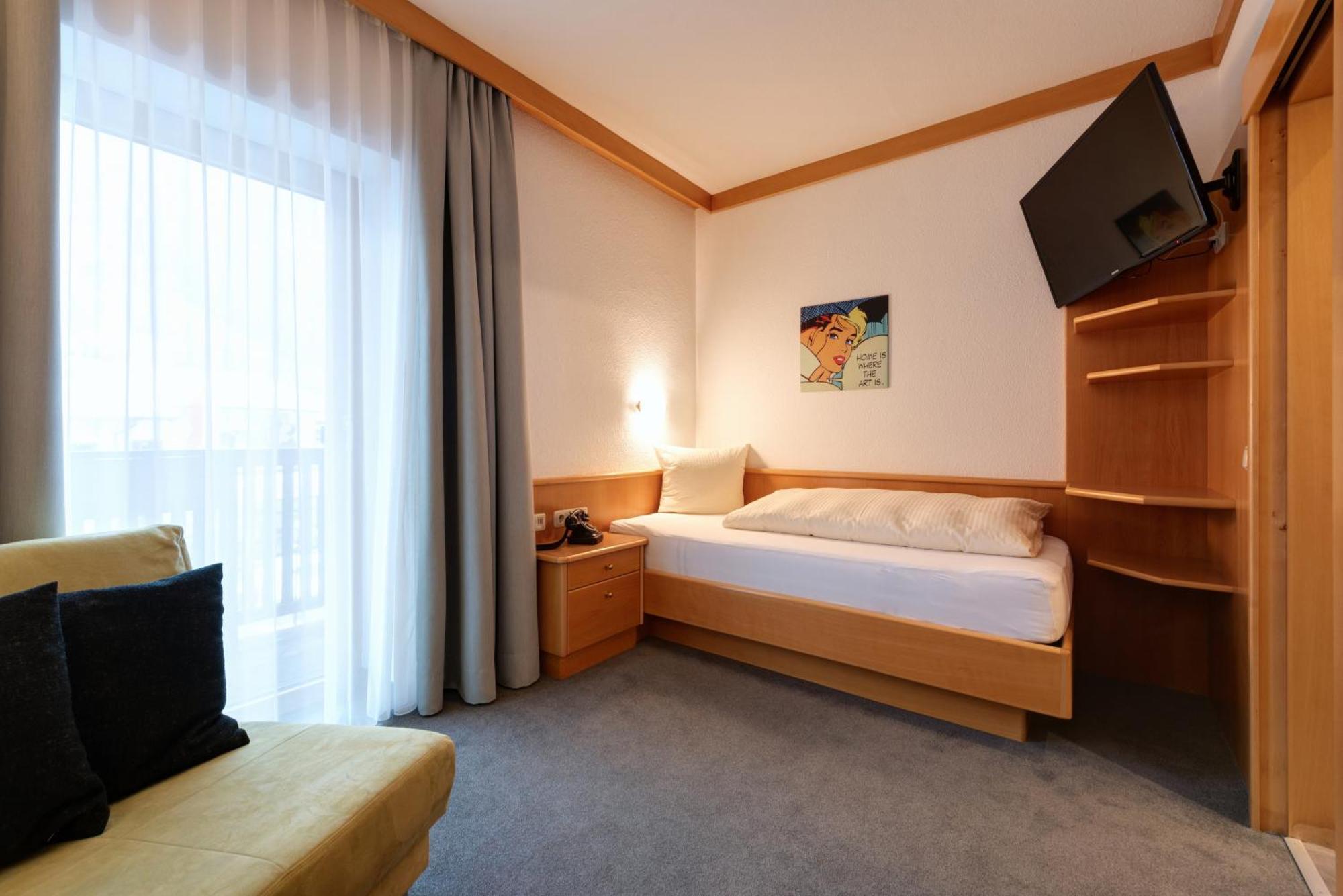 Hotel Pension Kirchplatz Санкт-Антон-ам-Арльберг Номер фото