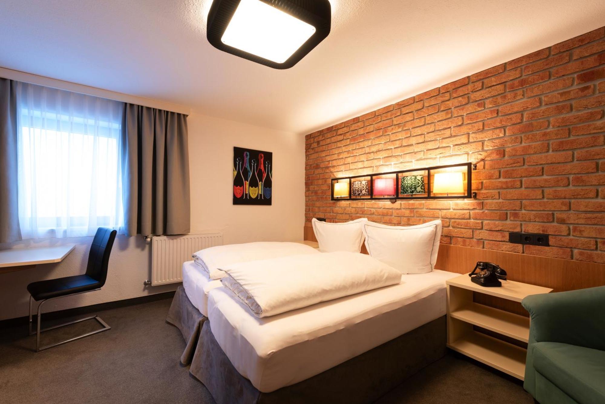 Hotel Pension Kirchplatz Санкт-Антон-ам-Арльберг Номер фото