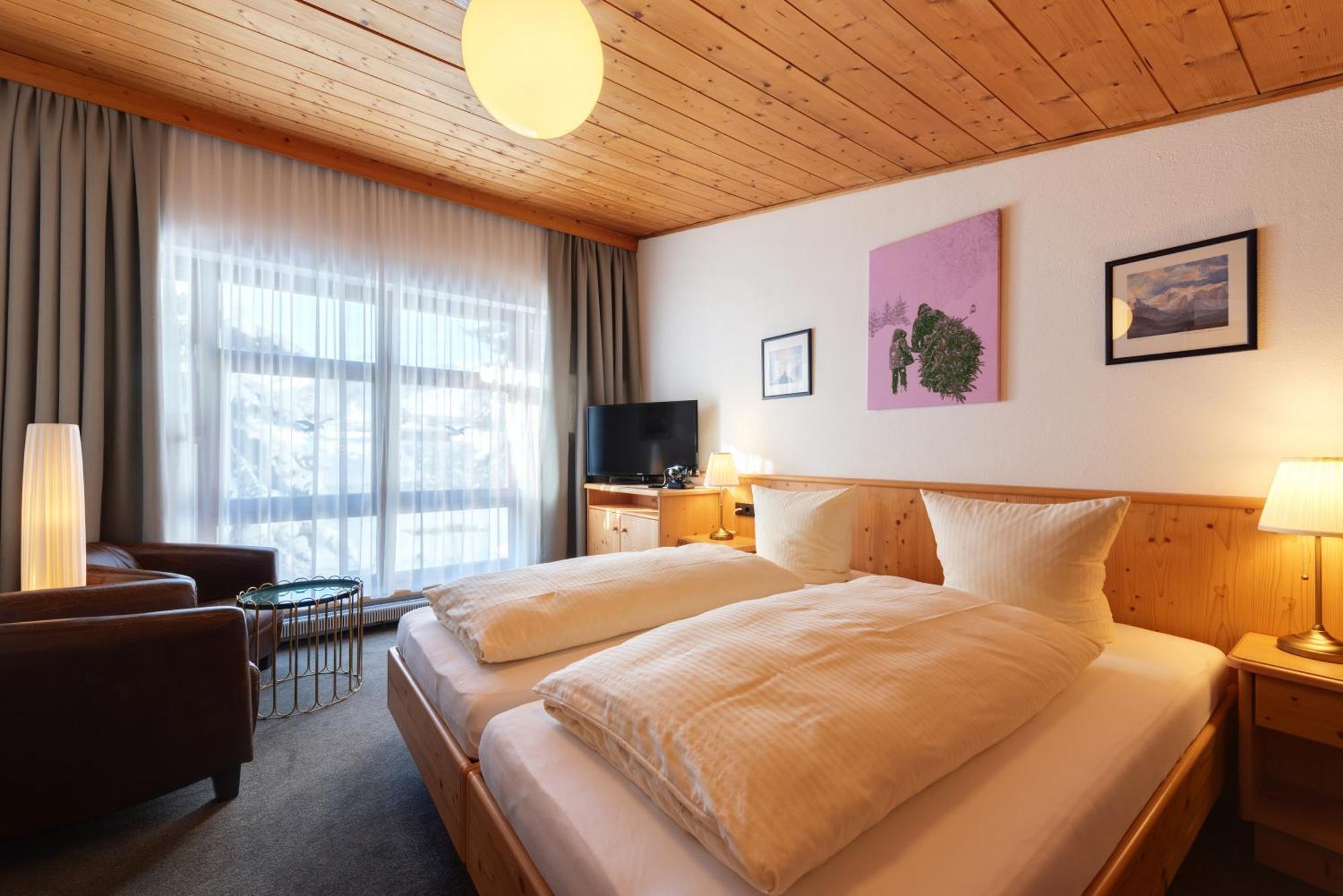 Hotel Pension Kirchplatz Санкт-Антон-ам-Арльберг Номер фото